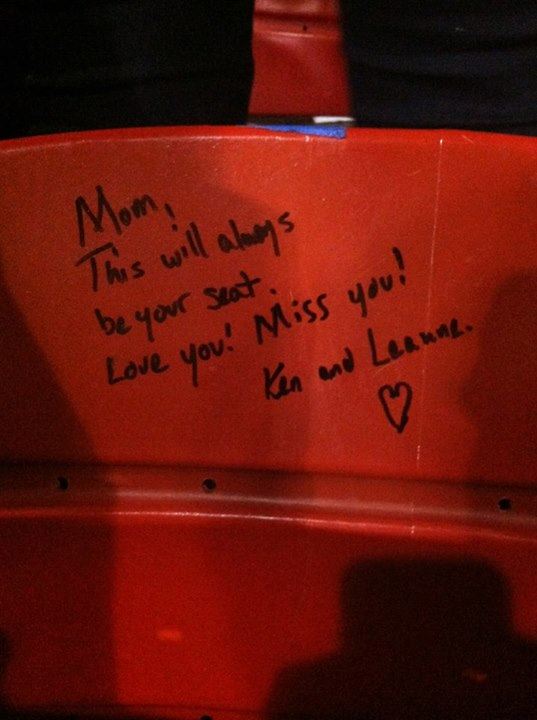 Photo of a beautiful note left for a 49er fan's late mother before the stadium was demolished. 