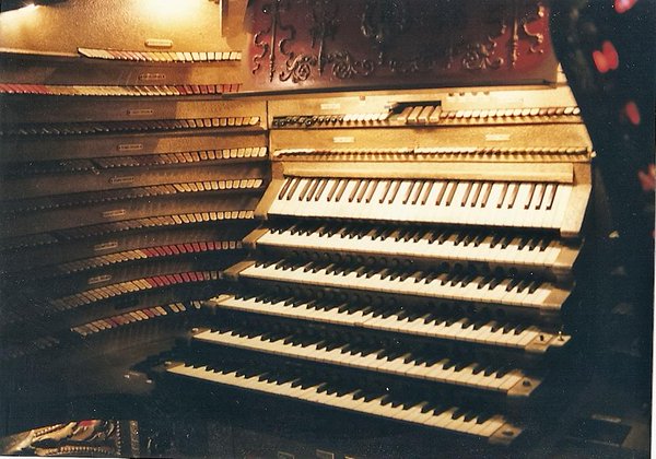 Photo of the 3663 pipe, 6 keyboard Barton organ that stood on the upper level of Chicago Stadium.
