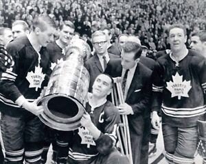 Black and white photo of Toronto Maple Leafs players hoisting the Stanley Cup.