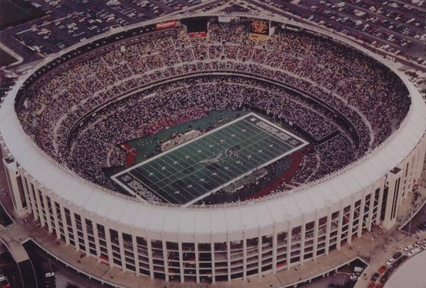 An aerial photo of Veterans Stadium during a Philadelphia Eagles home game. 