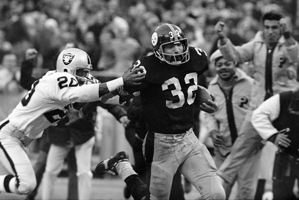 Black and white photo of Franco Harris during the Immaculate Reception.