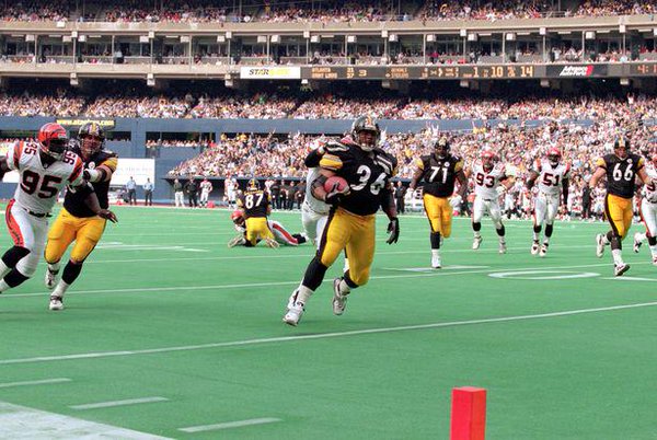 Photo of Pittsburgh Steelers running back Jerome Bettis scoring a Touchdown vs. the Cincinnati Bengals.