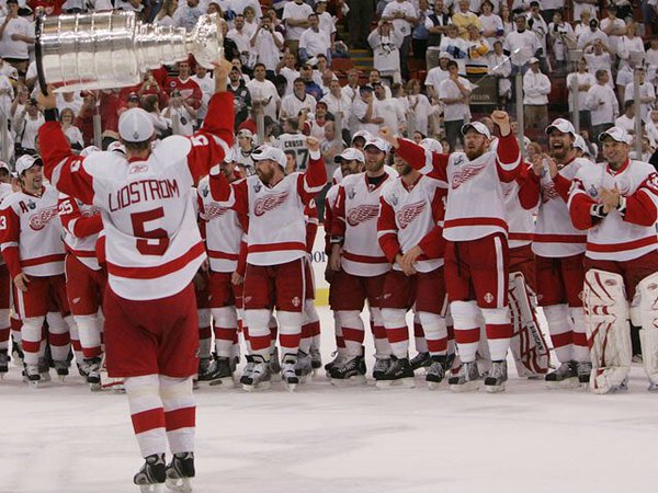 Old photo of the Detroit Red Wings hoisting the Stanley Cup.